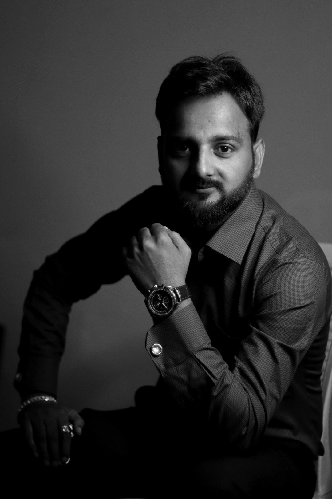 Coach TRA (Rahul Awasthi), funnel and marketing expert for coaches, studio portrait