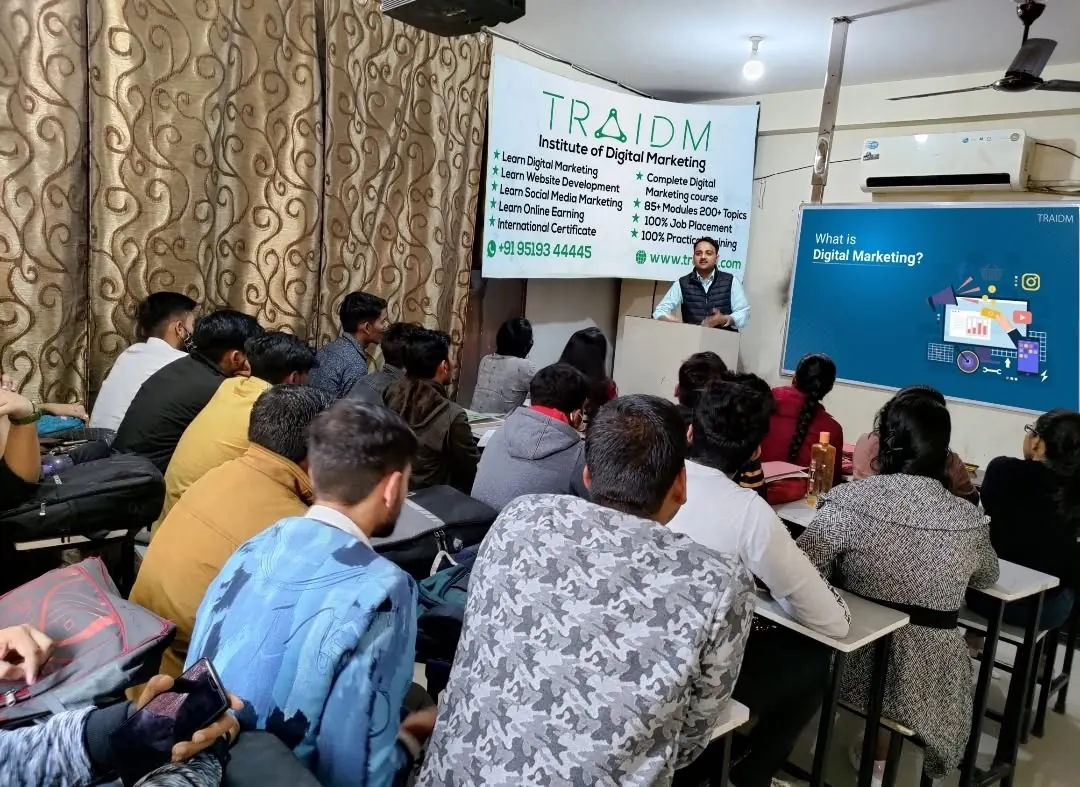 Rahul Awasthi teaching a digital marketing class at TRAIDM Institute of Digital Marketing
